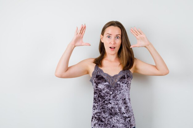 Jeune femme expressive posant dans le studio