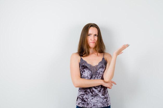 Jeune femme expressive posant dans le studio