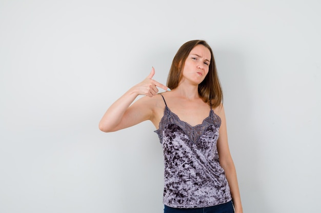 Jeune femme expressive posant dans le studio