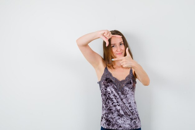 Jeune femme expressive posant dans le studio