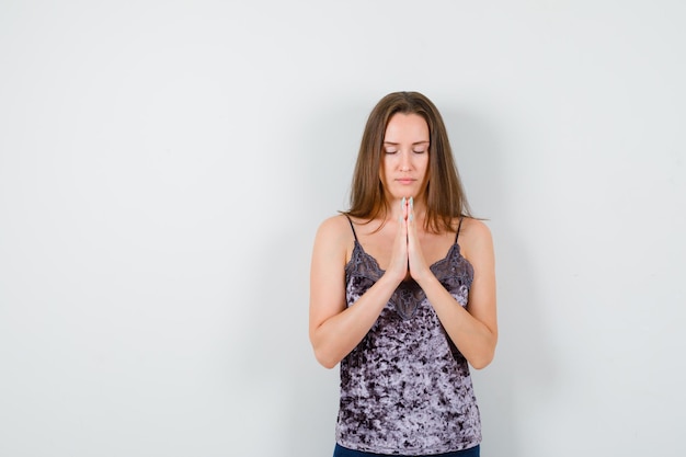 Jeune femme expressive posant dans le studio