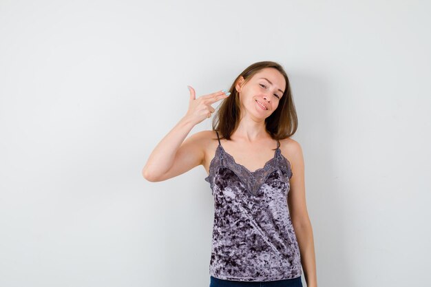 Jeune femme expressive posant dans le studio