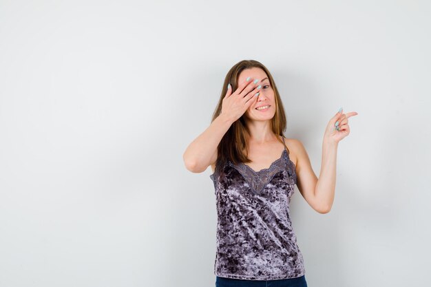 Jeune femme expressive posant dans le studio