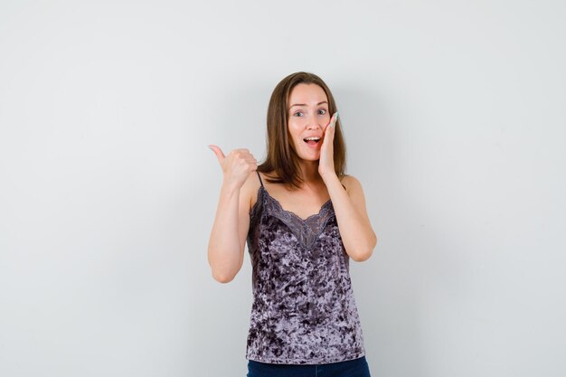 Jeune femme expressive posant dans le studio