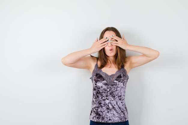 Jeune femme expressive posant dans le studio