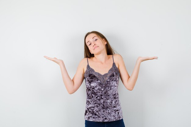 Jeune femme expressive posant dans le studio