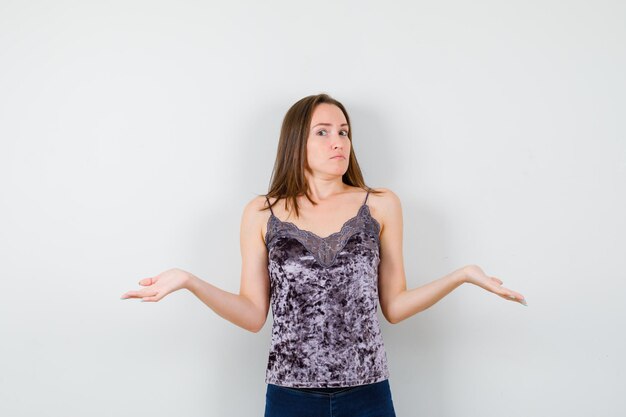 Jeune femme expressive posant dans le studio