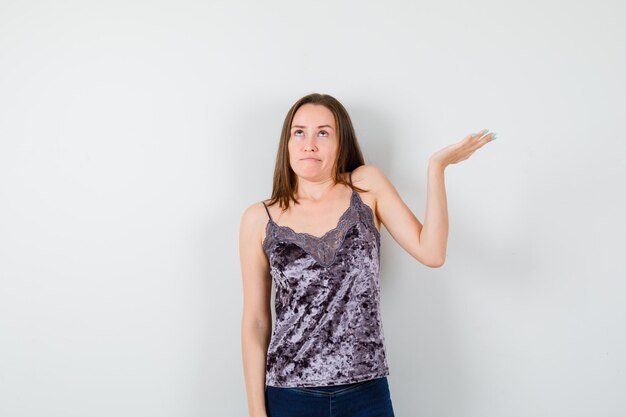 Jeune femme expressive posant dans le studio