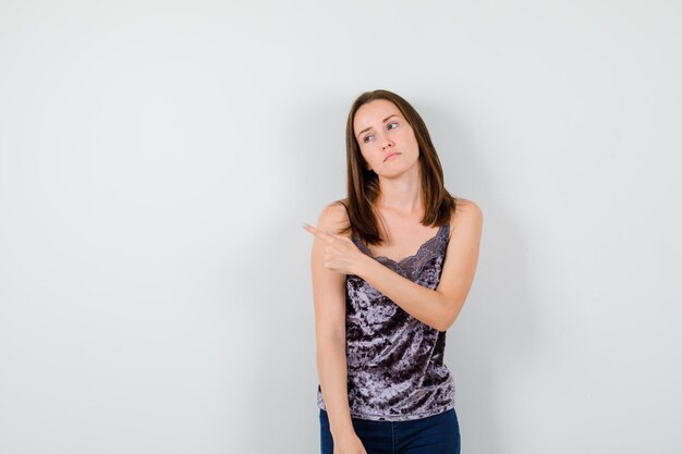 Jeune femme expressive posant dans le studio