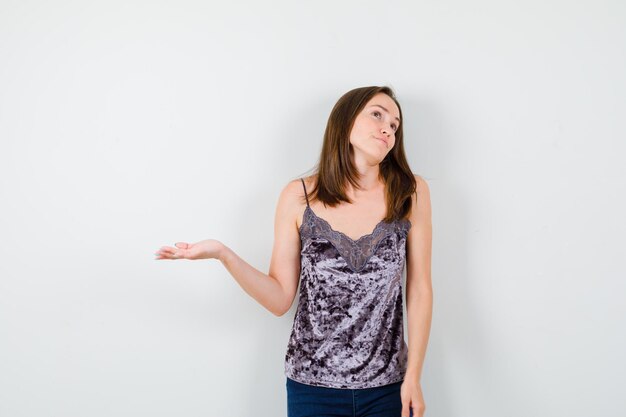 Jeune femme expressive posant dans le studio