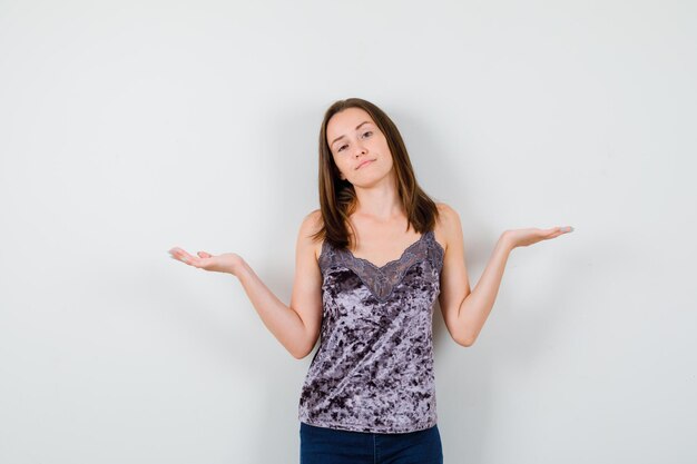 Jeune femme expressive posant dans le studio