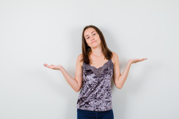 Jeune femme expressive posant dans le studio