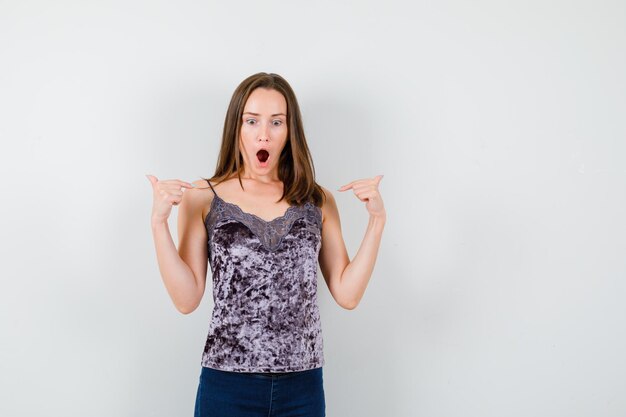 Jeune femme expressive posant dans le studio