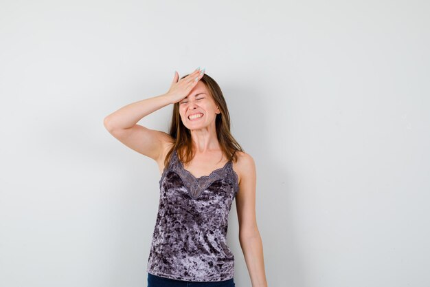 Jeune femme expressive posant dans le studio