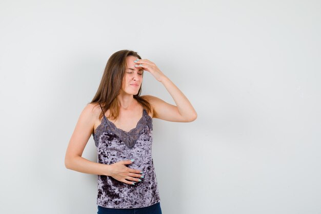 Jeune femme expressive posant dans le studio