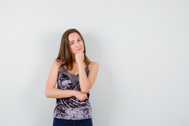 Jeune femme expressive posant dans le studio