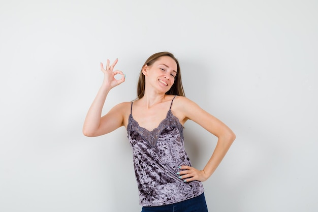 Jeune femme expressive posant dans le studio