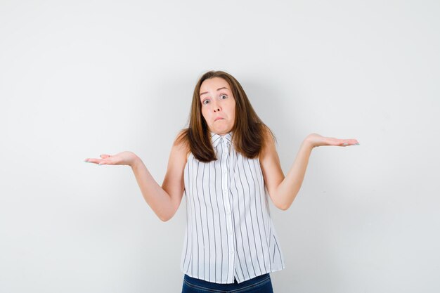 Jeune femme expressive posant dans le studio