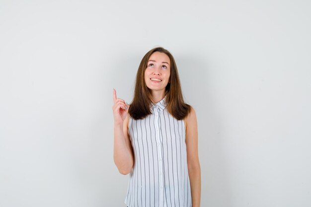 Jeune femme expressive posant dans le studio