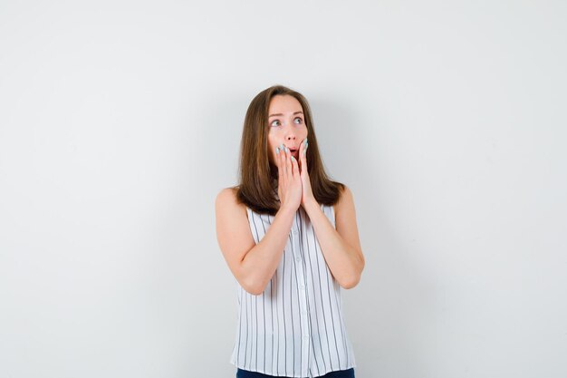 Jeune femme expressive posant dans le studio