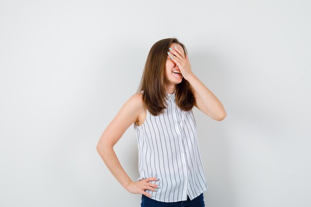 Jeune femme expressive posant dans le studio