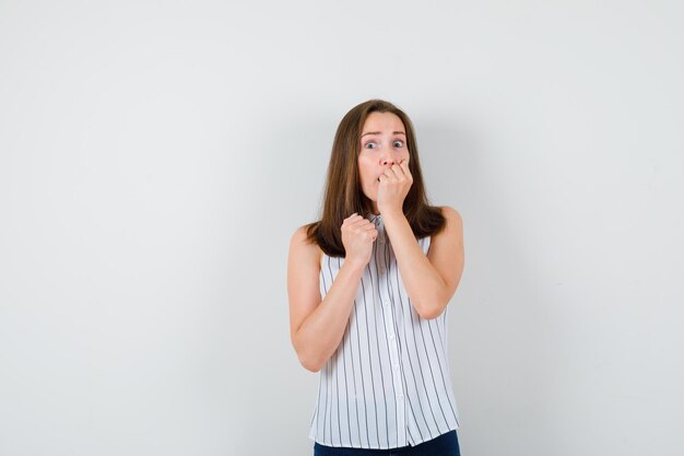 Jeune femme expressive posant dans le studio