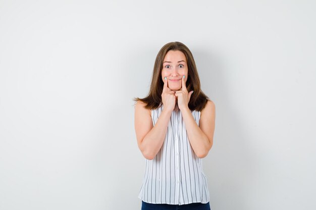 Jeune femme expressive posant dans le studio