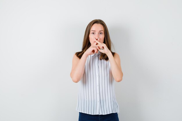 Jeune femme expressive posant dans le studio