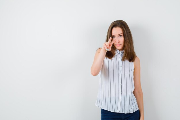 Jeune femme expressive posant dans le studio