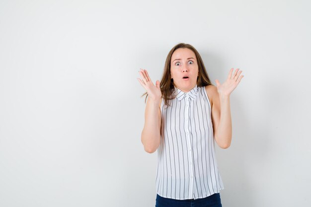 Jeune femme expressive posant dans le studio