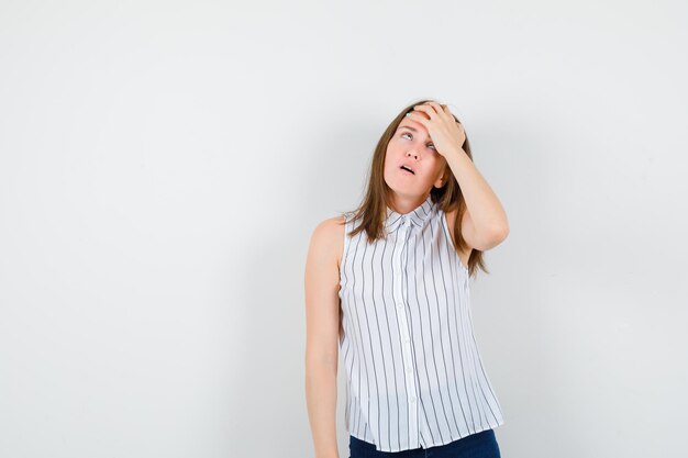 Jeune femme expressive posant dans le studio