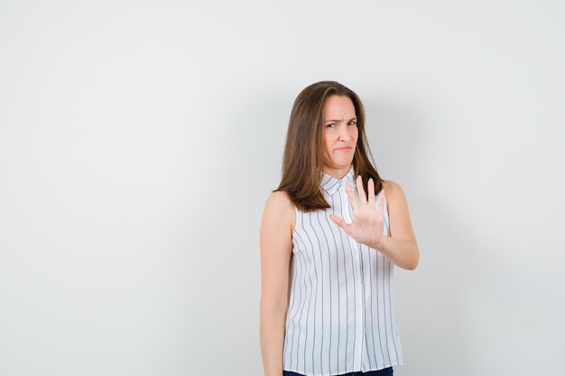 Jeune femme expressive posant dans le studio