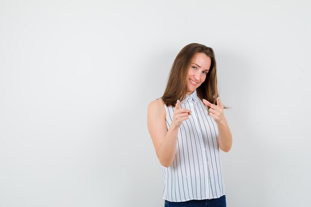 Jeune femme expressive posant dans le studio