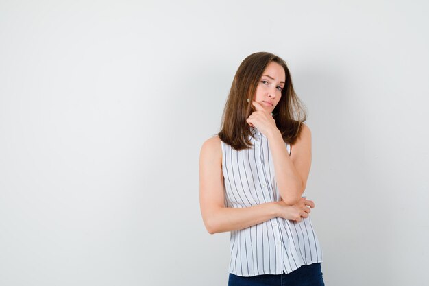 Jeune femme expressive posant dans le studio