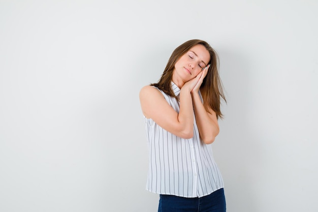 Jeune femme expressive posant dans le studio