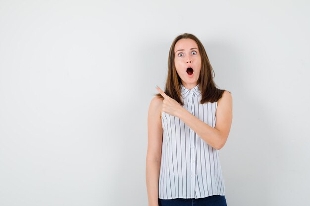 Jeune femme expressive posant dans le studio