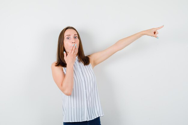 Jeune femme expressive posant dans le studio