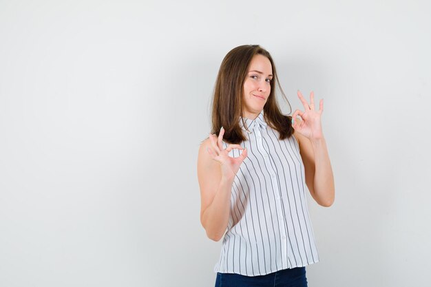 Jeune femme expressive posant dans le studio