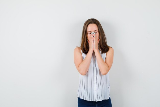 Jeune femme expressive posant dans le studio