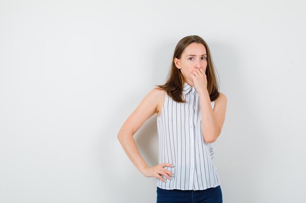 Jeune femme expressive posant dans le studio