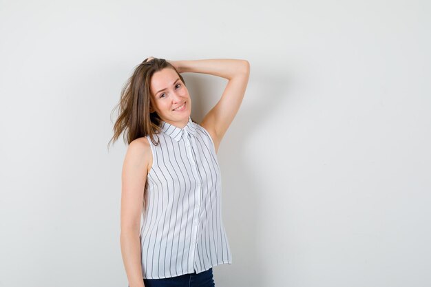 Jeune femme expressive posant dans le studio