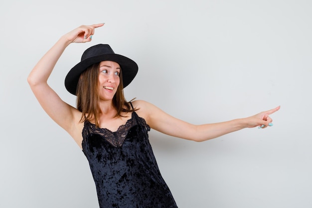 Jeune femme expressive posant dans le studio