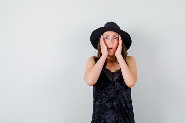 Jeune femme expressive posant dans le studio