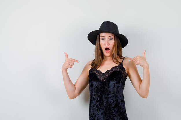 Jeune femme expressive posant dans le studio