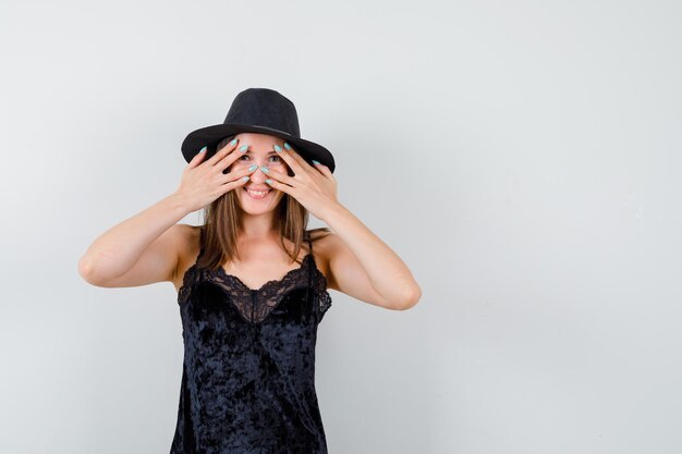 Jeune femme expressive posant dans le studio