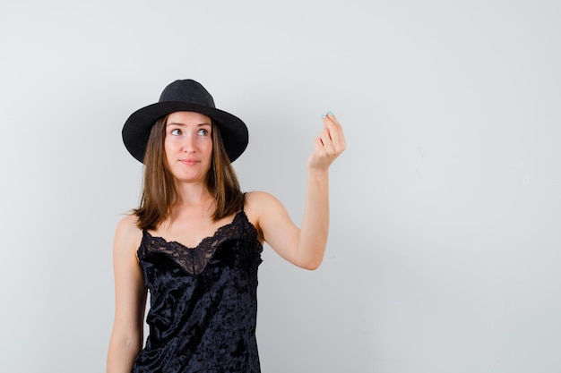 Jeune femme expressive posant dans le studio