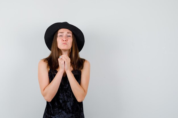 Jeune femme expressive posant dans le studio