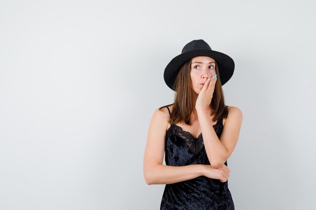 Jeune femme expressive posant dans le studio