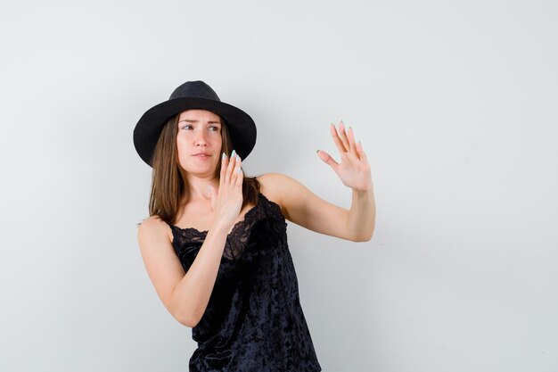 Jeune femme expressive posant dans le studio