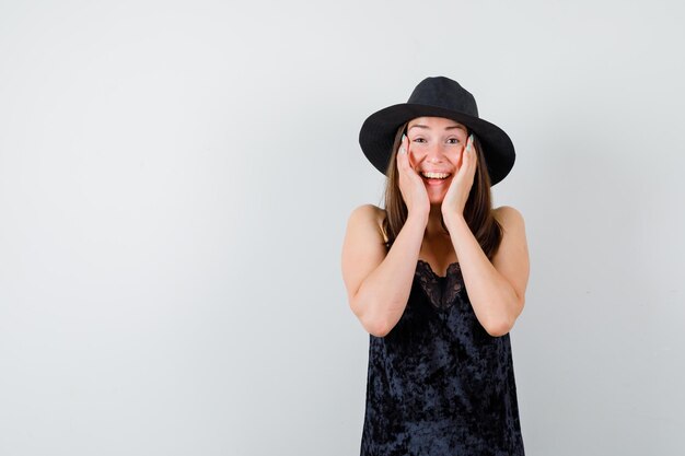 Jeune femme expressive posant dans le studio